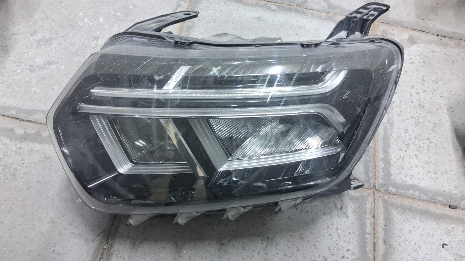 Used headlight, UAE — supplier photo